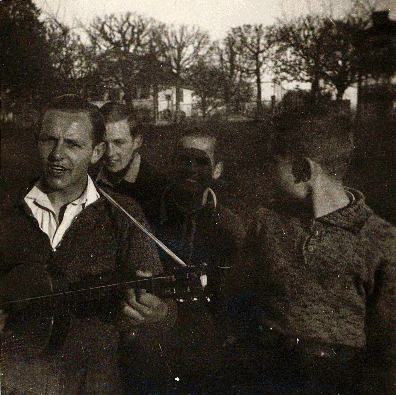 Wandervogeltreffen: EM 2 - Karl Hollenstein. Bremgartenstrasse, Dietikon - Ein Wandervogel Gitarre spielend (vermutlich 1919)