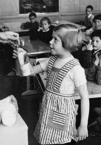 Zahnhygiene, Schulzahnarzt - Ein Mädchen erhält ein Zahnpflegeset; um 1960