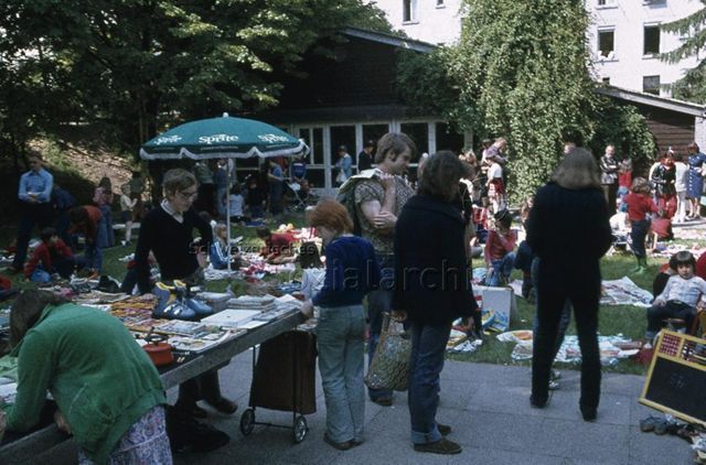 "Kinderflohmarkt, Freizeitanlage Wipkingen", Zürich - Kinder und Erwachsene beim Kaufen und Verkaufen; um 1975