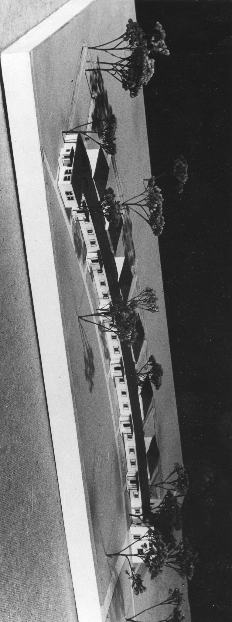 "Modell des Sonderkindergartens der Stadt Wien "Schweizer Spende" Entwurf Arch. Prof. Schuster - Juli 1948"