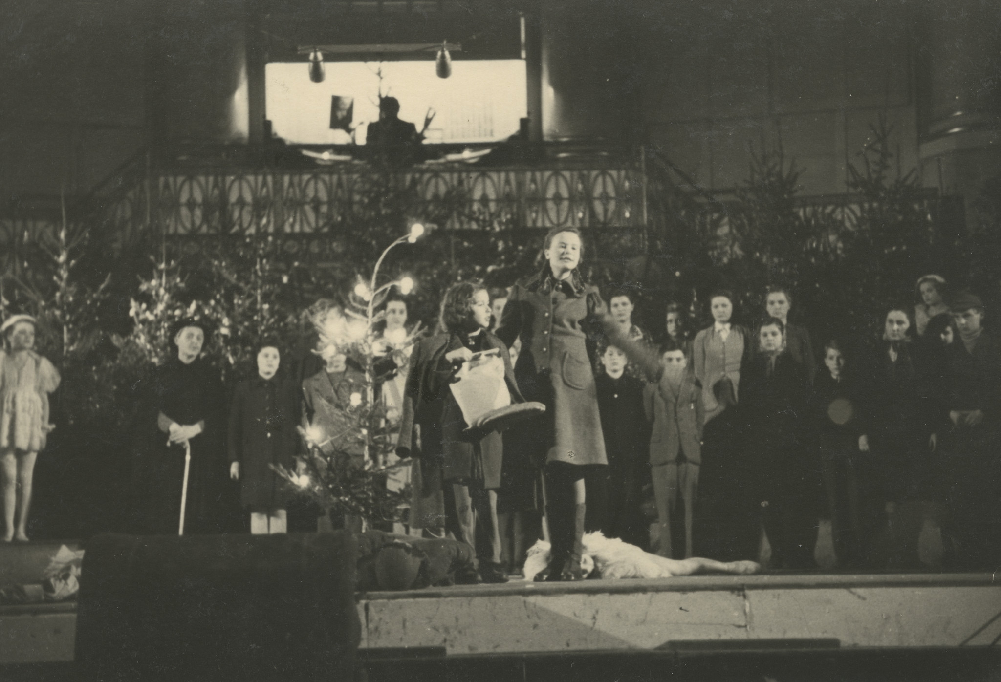 "Weihnachtsfeier 1947"; Kinder spielen auf der Bühne ein Theaterstück
