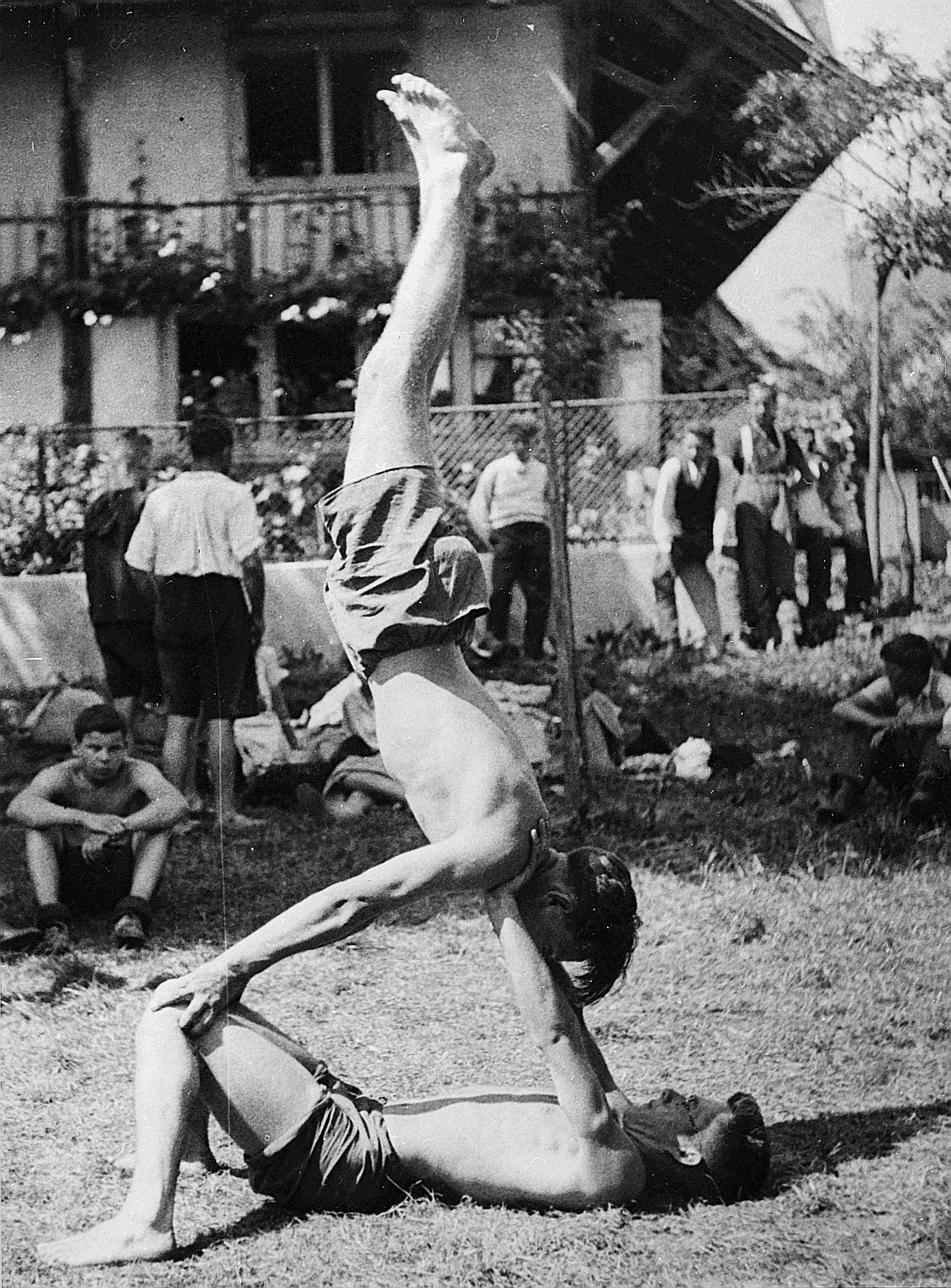 Wandervogel-Landsgemeinde in Otelfingen - Zwei Wandervögel bei einer akrobatischen Übung (1935)