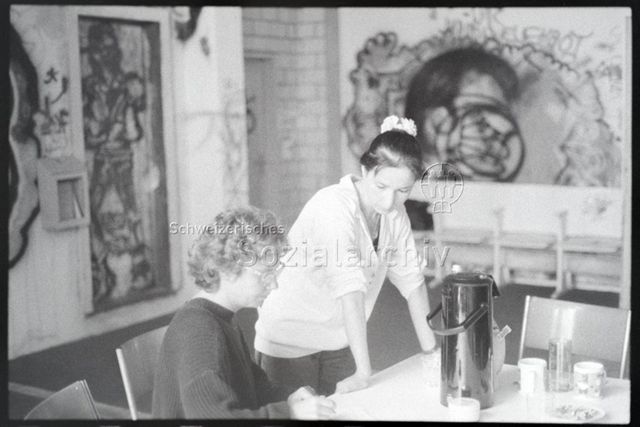 Umbau Juli 1988, links abgebildet: Barbara Mosca, im Hintergrund Graffiti