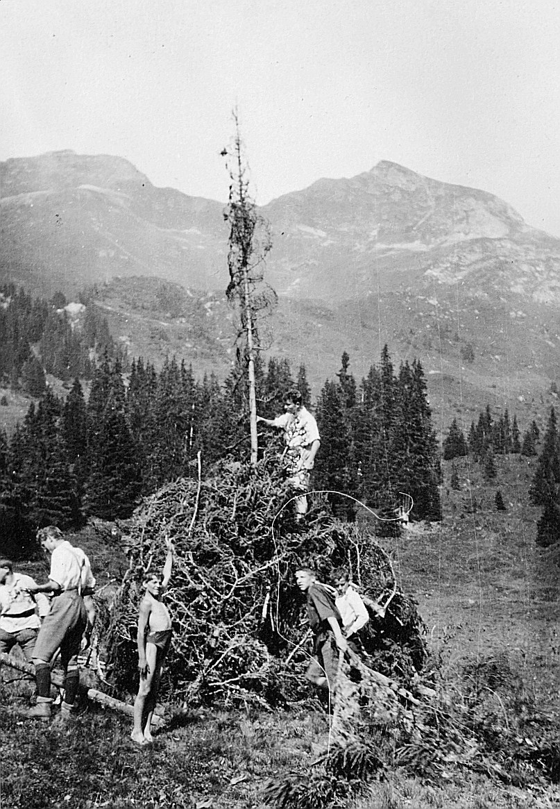 Wandervögel stapeln Äste für den "Augustfeuer" - Ferienlager Weissenberge (ob Matt, in Sernftal) (vermutlich) (1924)