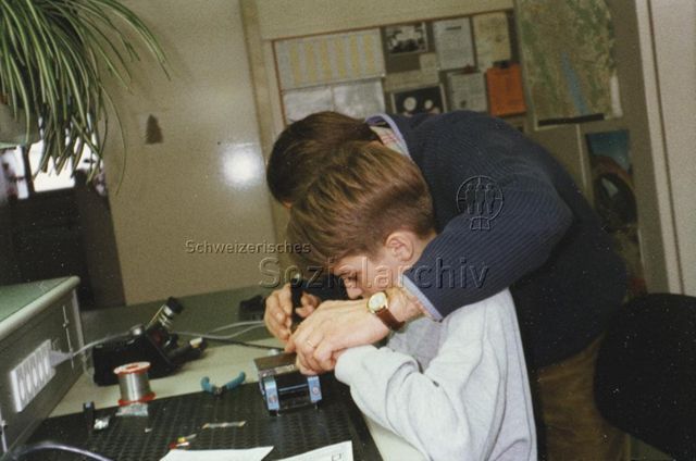 "Kinder besuchen Ihre Eltern am Arbeitsplatz" - VBZ-Zentral-Werkstatt, Mann und Knabe beim Löten; 1996