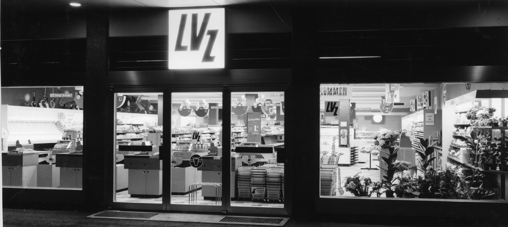 Laden des Lebensmittelvereins Zürich: Aussenansicht bei Nacht