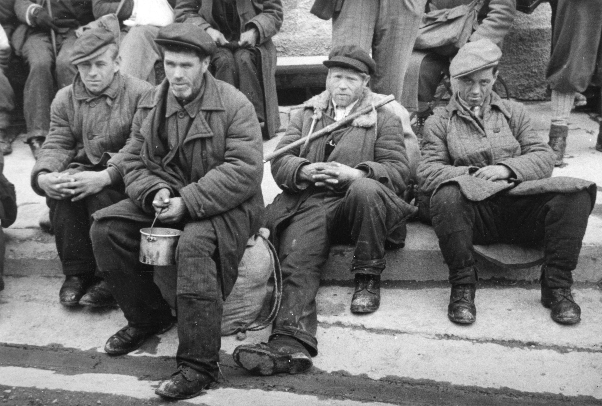 "Basel, 1945. Russische Fremdarbeiter."; Gastarbeiter sitzen auf der Bank