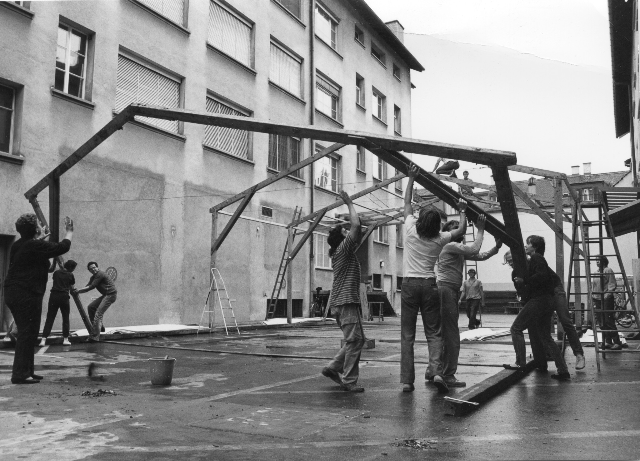 SAH-Fest August 1984: Personen beim Aufbau eines Festzeltes im Quellenhof, Zürich
