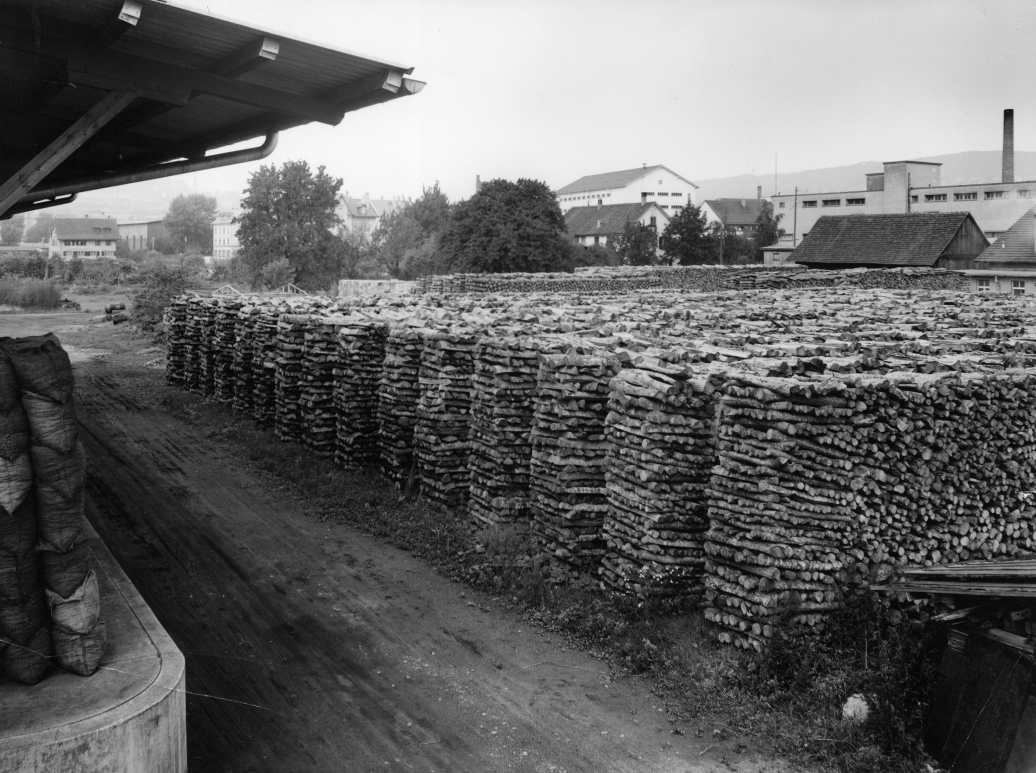 Eisenbahnwaggon im Brennmateriallager des Lebensmittelvereins Zürich an der Turbinenstrasse