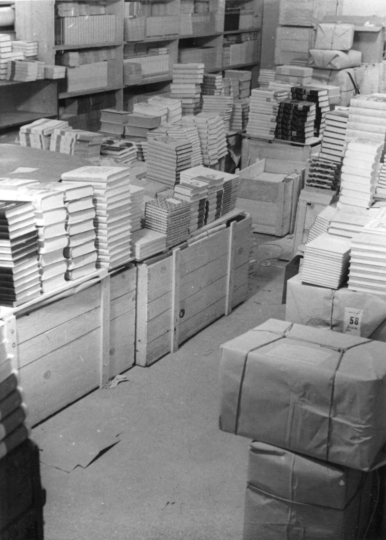 Ein Abstellraum voller Stapel mit Büchern