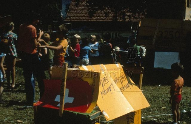 "Spielaktion Effretikon, Zürich" - spielende Kinder; um 1975