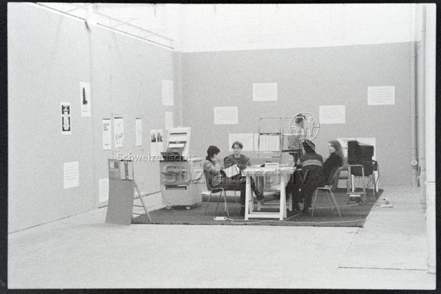 Ausstellungsansicht, Arbeitssituation mit Kopiergerät und TV-Gerät