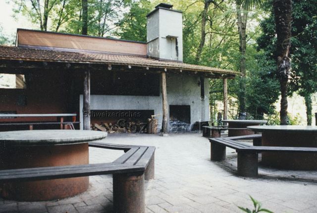 Bosco della Bella, Feriendorf für kinderreiche Familien - Aussenanlage mit Tischen und Bänken, Feuerstelle und Holz; 1997