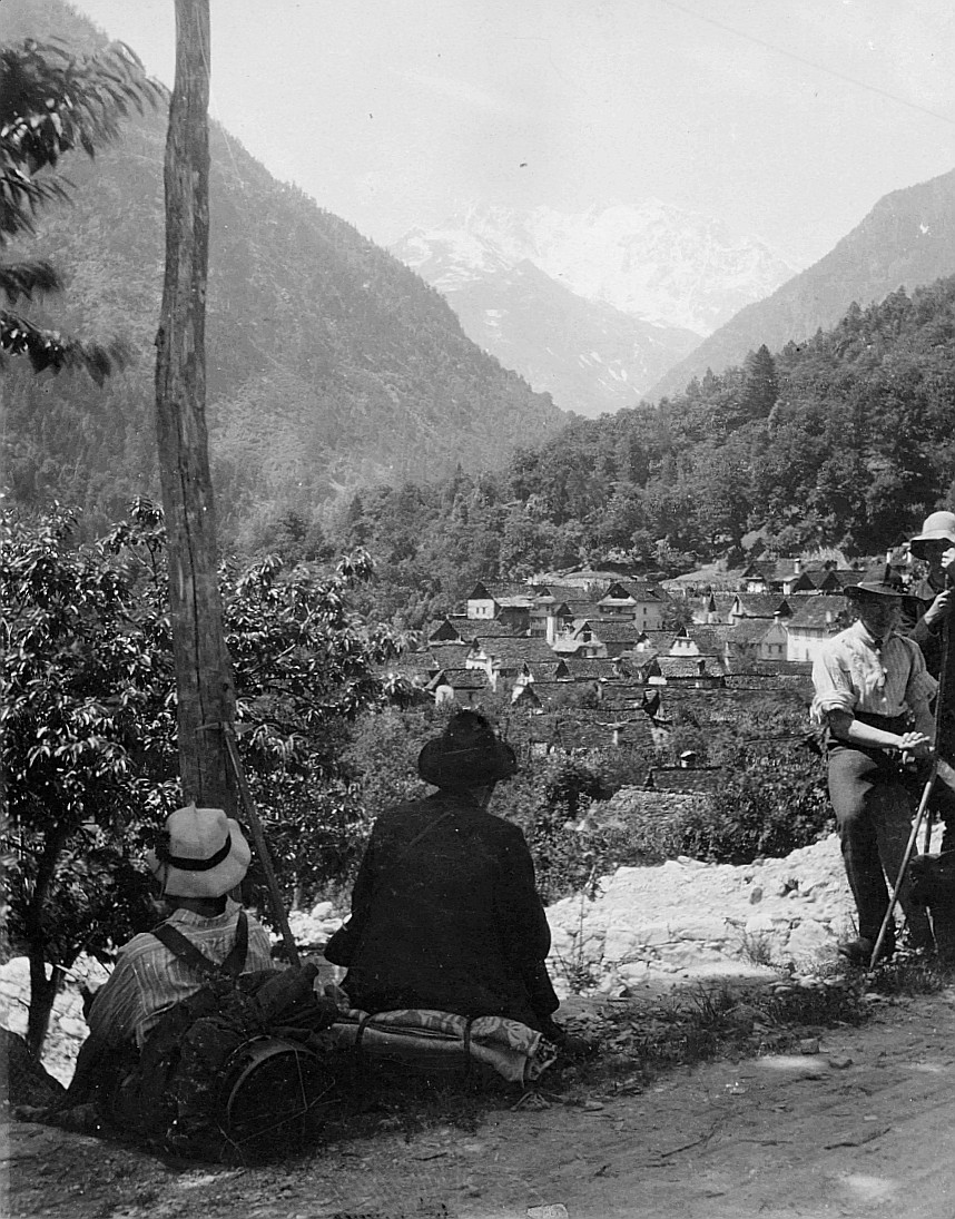 Anzasca-Tal - Wandervögel bei einer Rast (Vermutlich) - Ansicht eines Bergdorfes - Grosse Fahrt von Emmi Bloch (1887-1978) (1910)