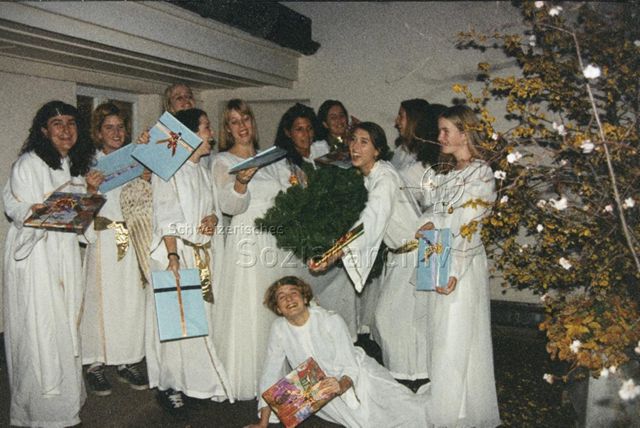 "Engel für Christbaumverkauf", Mittelbeschaffung - Als Engel verkleidete Frauen und Jugendliche; 1997