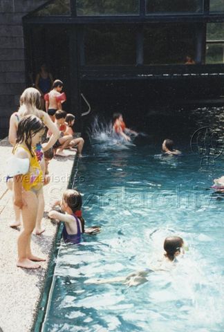 Bosco della Bella, Feriendorf für kinderreiche Familien - Kinder beim Baden; 1997