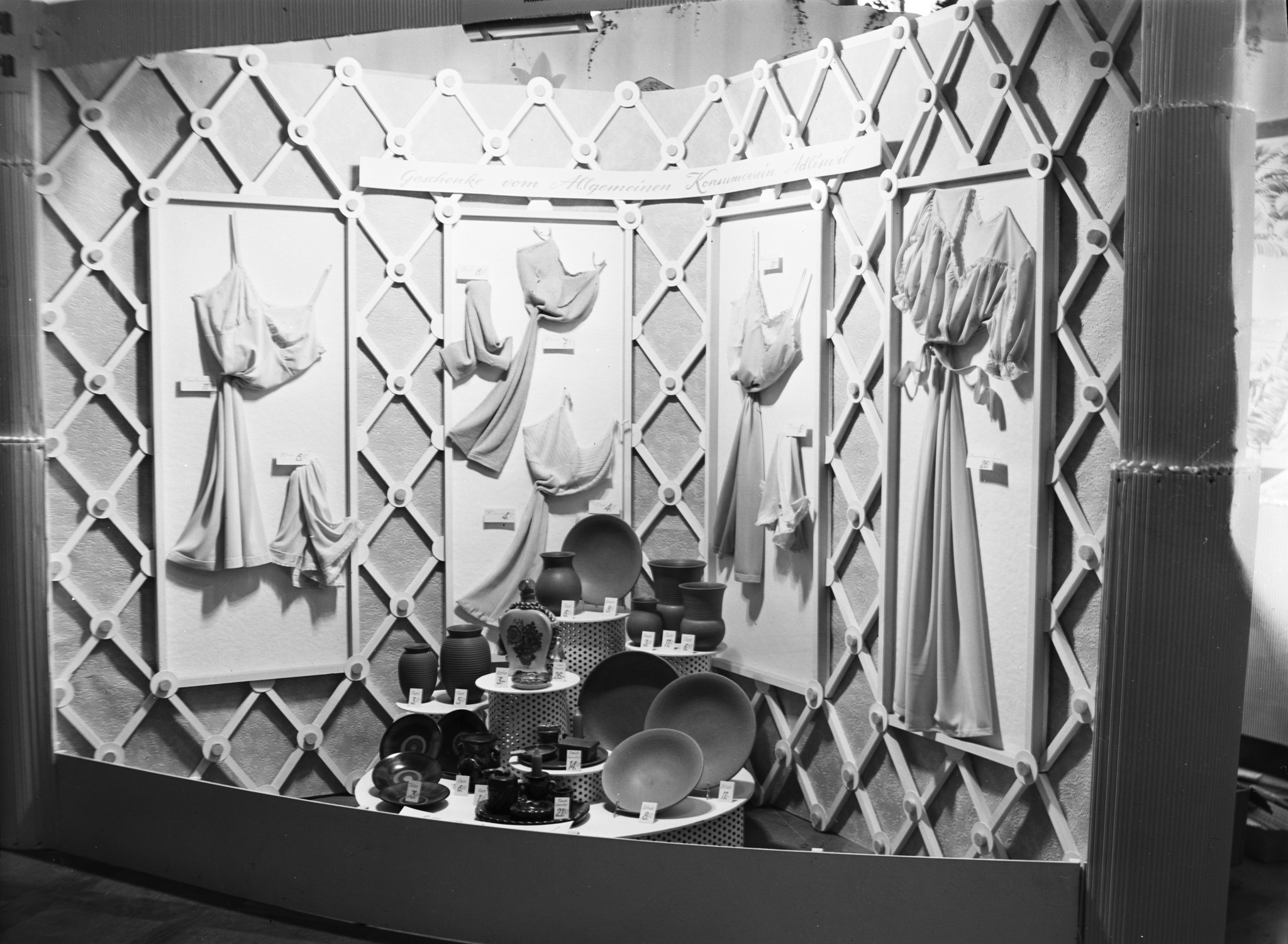 Schaufenster Filiale LVZ: Geschirr und Dessous