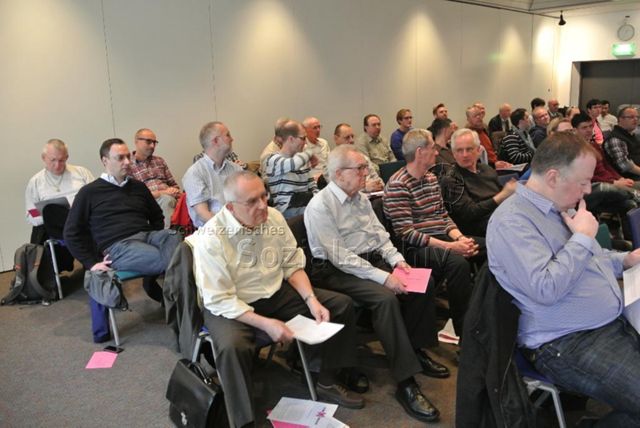 Generalversammlung des Pink Cross (2013, Bern) – Verbandsmitglieder, in der zweiten Reihe Ernst Ostertag und Röbi Rapp