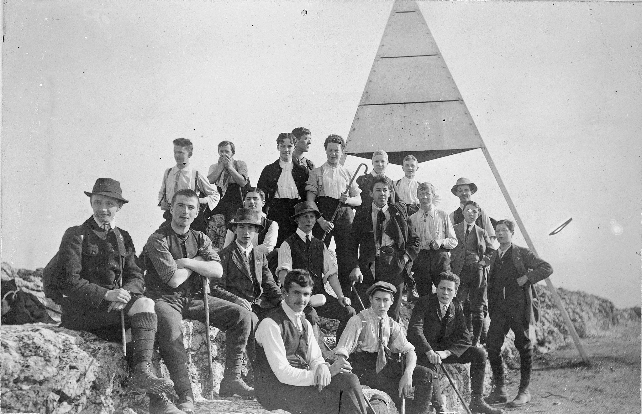 Zusammenkünfte der OG Aarau und Olten - Gruppenporträt der Wandervögel auf der Gislifluh - Triangulationspunkt (1911 oder 1912)