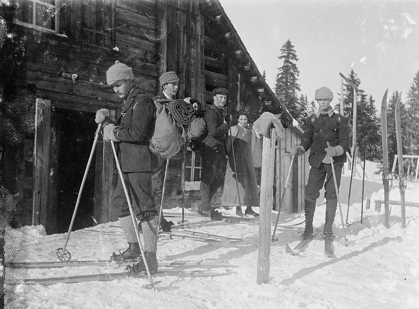 Skilager in Gamperdon: Wandervögel mit den Skis und zum Teil mit den Rucksäcken vor dem Skilagerhaus (1907/08)