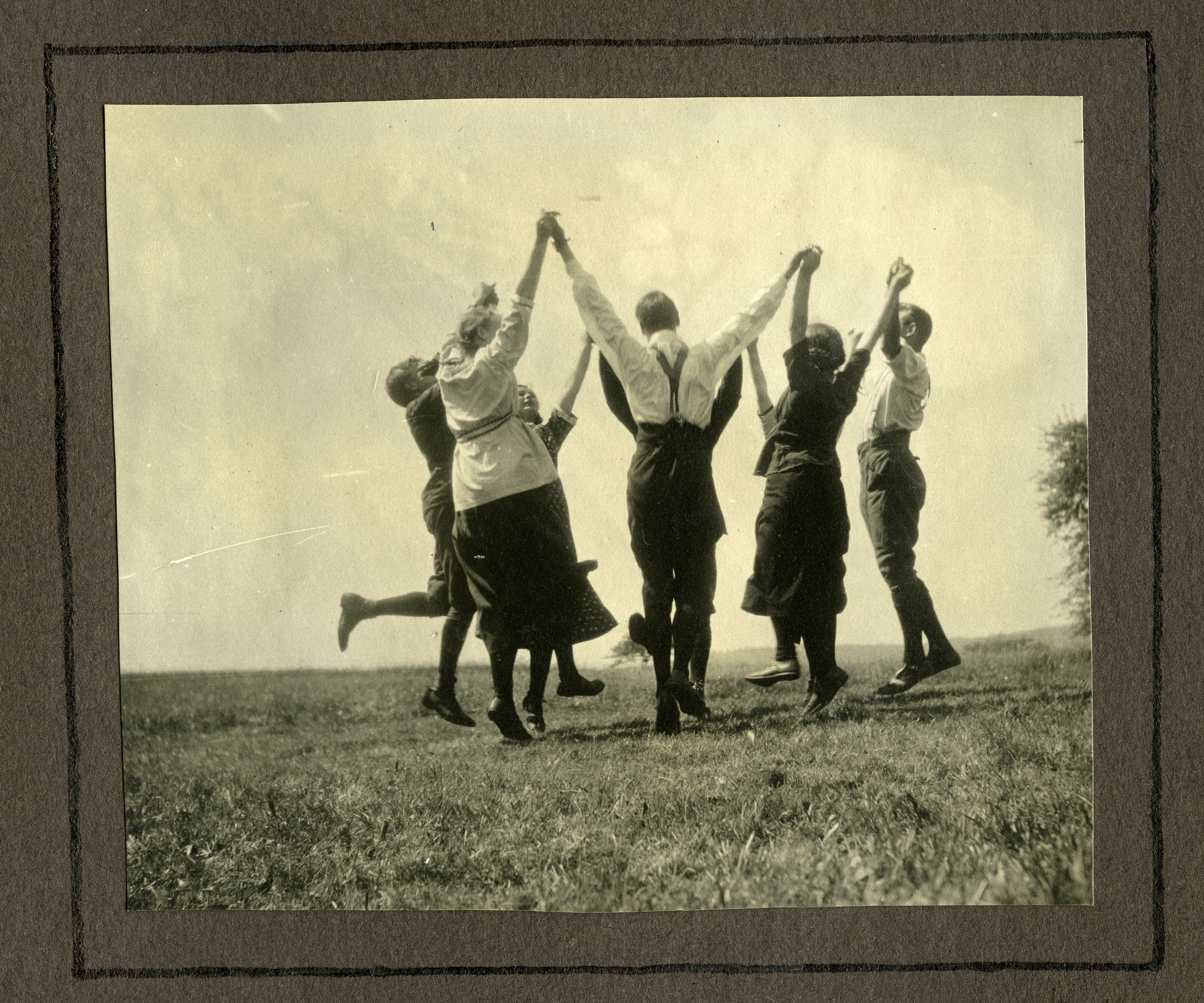 Tanzende Wandervögel bei Steinmaur (Heitliberg) (vermutlich während der Wandervogel-Landsgemeinde) (1915)