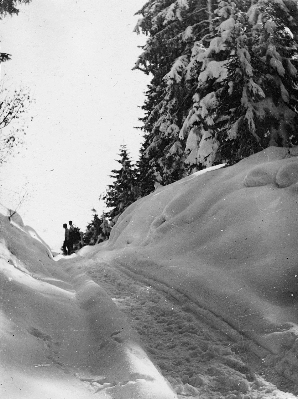Bei Furna - Auf der Hüttensuche - Zwei Wandervögel laufen auf dem Schnee (1920)