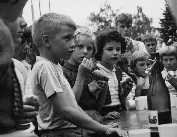 "Park im Grüene", Rüschlikon - Kinder beim Essen und Trinken; um 1960