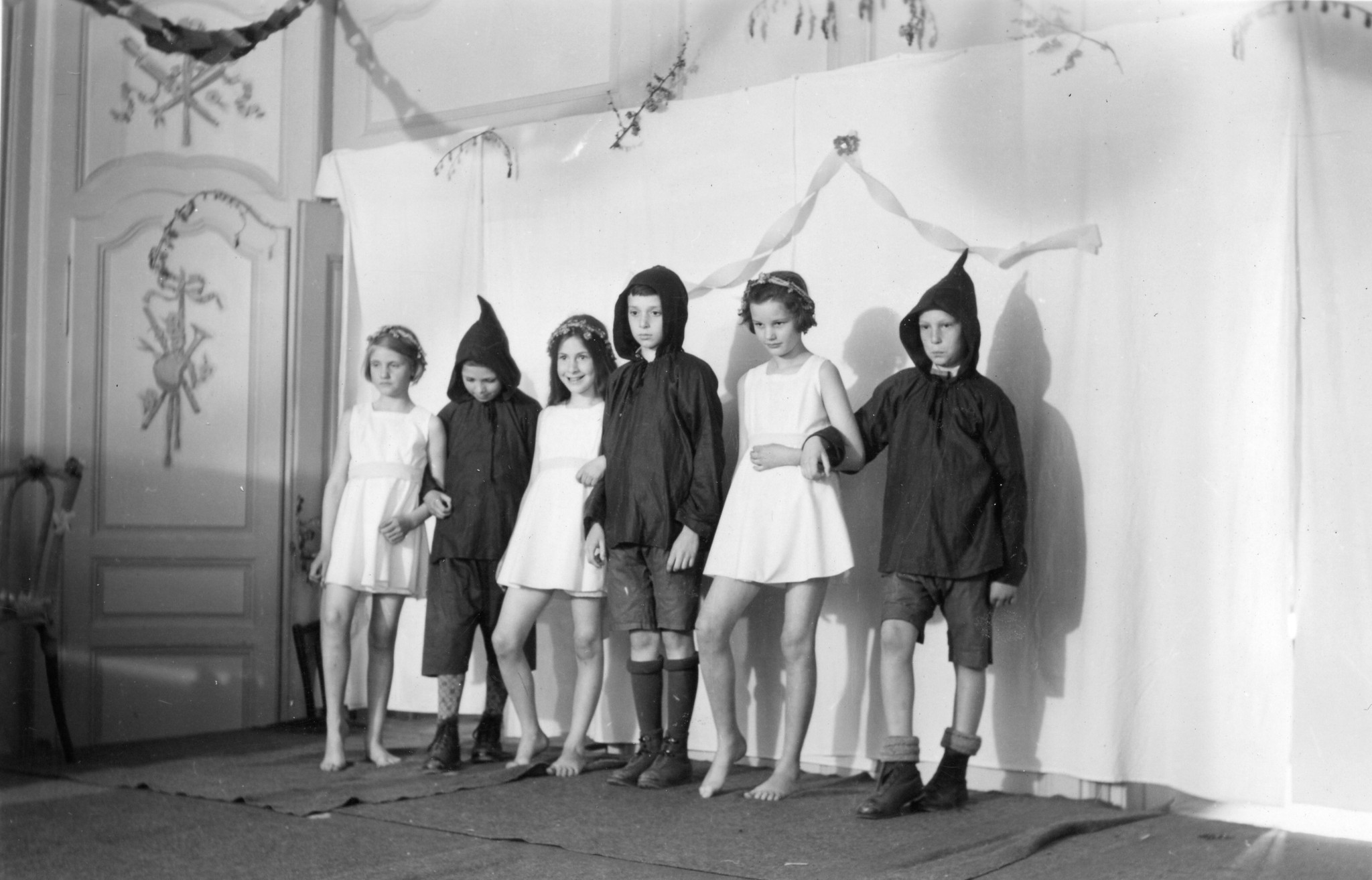 "Genève - Vieux Bois, Frühjahr 1946. Ein Frühlingsstück wird aufgeführt."; Kinder stehen verkleidet auf der Bühne