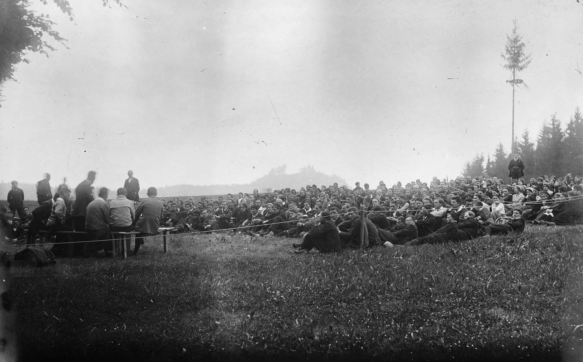 Wandervogel-Landsgemeinde auf dem Bantiger bei Bern: Versammelte Wandervögel sitzen auf der Wiese - Fotoalbum von Paul Burkhart (191