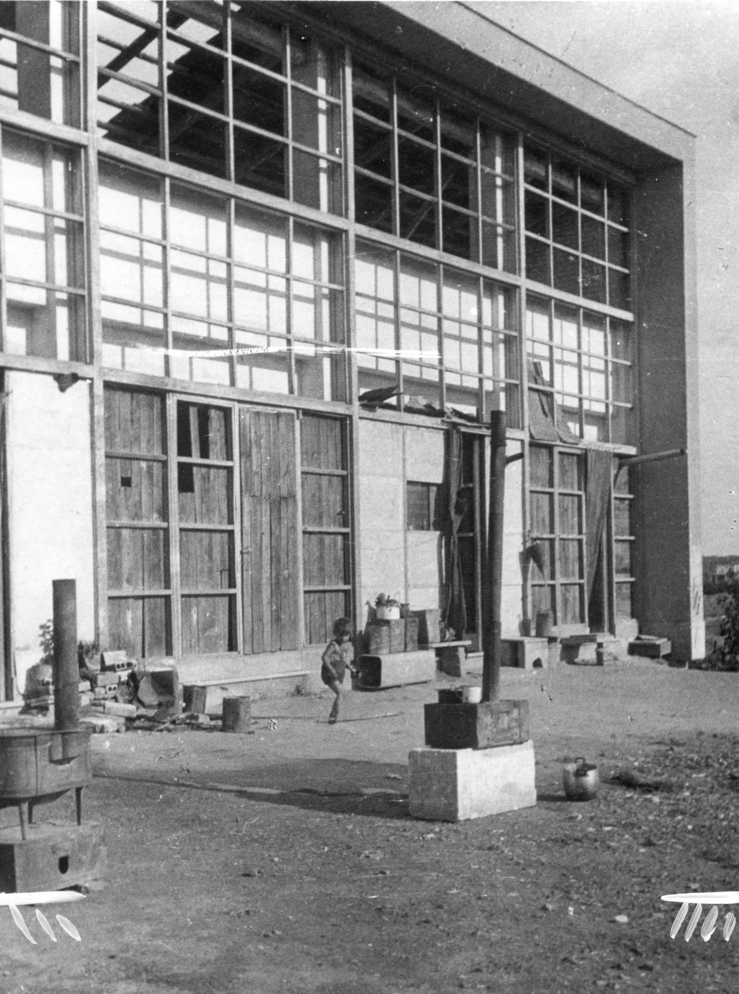 "Torino, Sommer 1946"; ein Kind spielt vor einem Haus