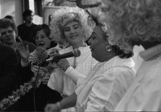 Nella Martinetti (mitte) und zwei weitere Frauen beim Singen, wahrscheinlich an einer Weihnachtsverkaufsaktion, Zürich; 1998