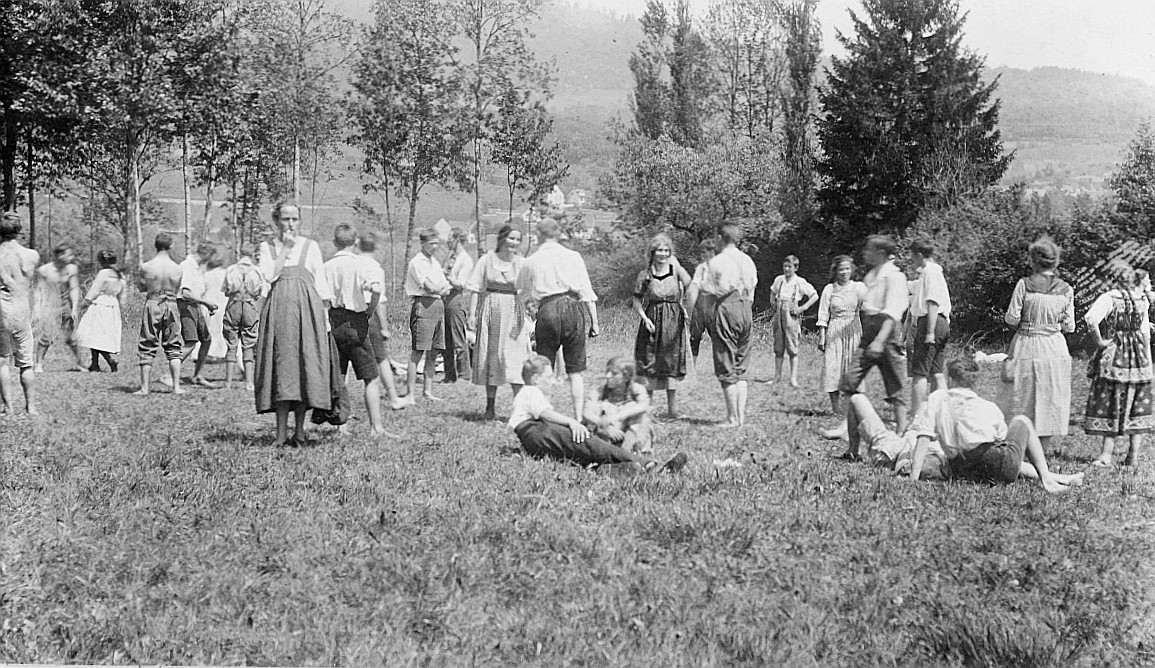Wandervogel-Landsgemeinde in Biberstein bei Aarau - Versammelte Wandervögel auf der Wiese (vermutlich beim Tanzen) (1918)