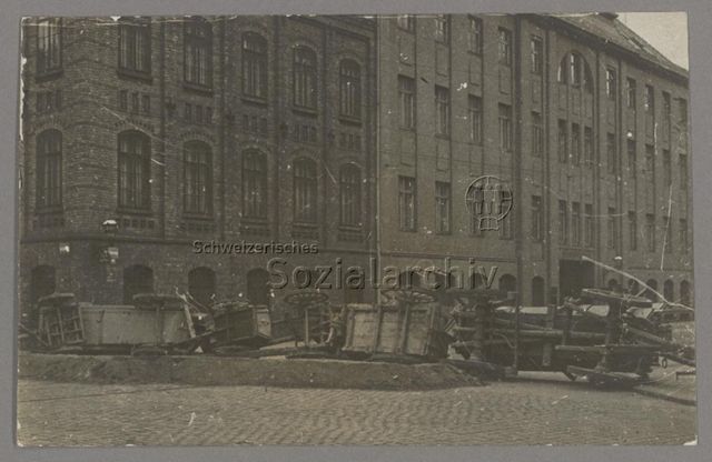 Strassenbarrikade mit gekippten Fuhrwerken, vermutlich Deutschland, ca. 1920 (Kontext unbestimmt)