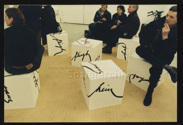 Lisa Schiess, Sitzwürfel mit Handschrift, mit Sitzenden