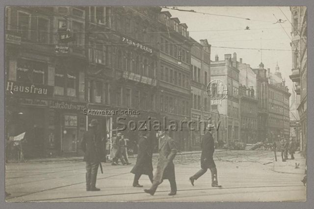 Strassensperre mit Stacheldraht in Leipzig, Militär, Passanten, ca. 1920