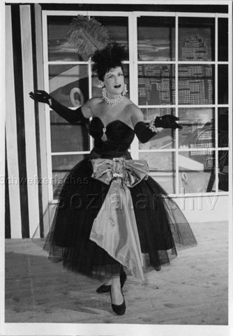 Bertie Wolf als Transvestit am Herbstfest im "Kreis" - 1955