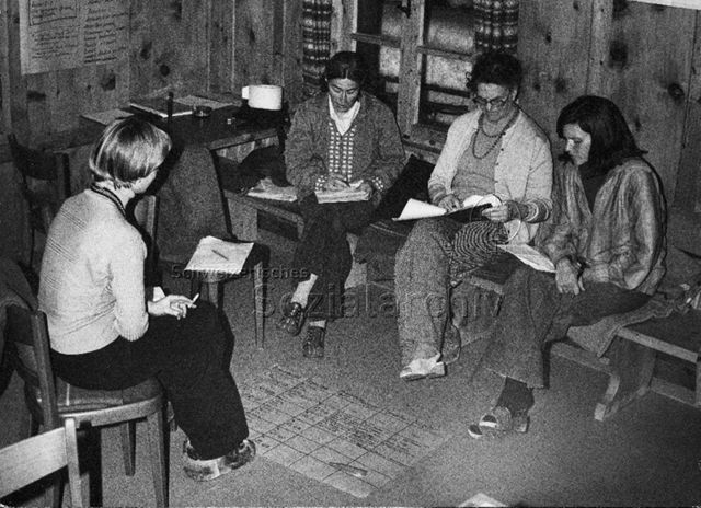 "Elternbildung, Einführungskurs in Davos, Thema: Themenzentrierte Interaktion" - Eltern beim Besprechen; 1975