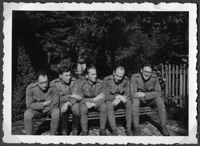 Album Alfred Brauchli, Teil 1/3: 699 Tage Aktivdienst 1939-1945 als Sanitätssoldat bei der Sanitätskompanie I/​7, Thurgau:fünf Soldaten in Uniform auf Sitzbank
