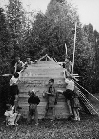 Spielplatz - Kinder beim Bauen einer Hütte; um 1965