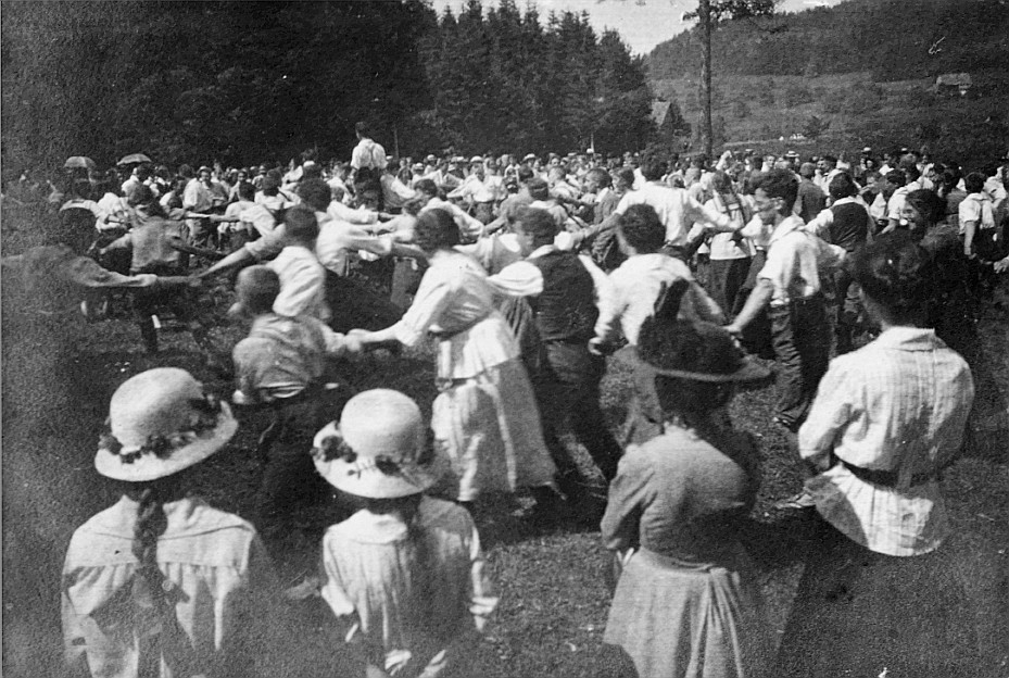 Tanzende Wandervögel (an einer Wandervogel-Landsgemeinde?) (1920)