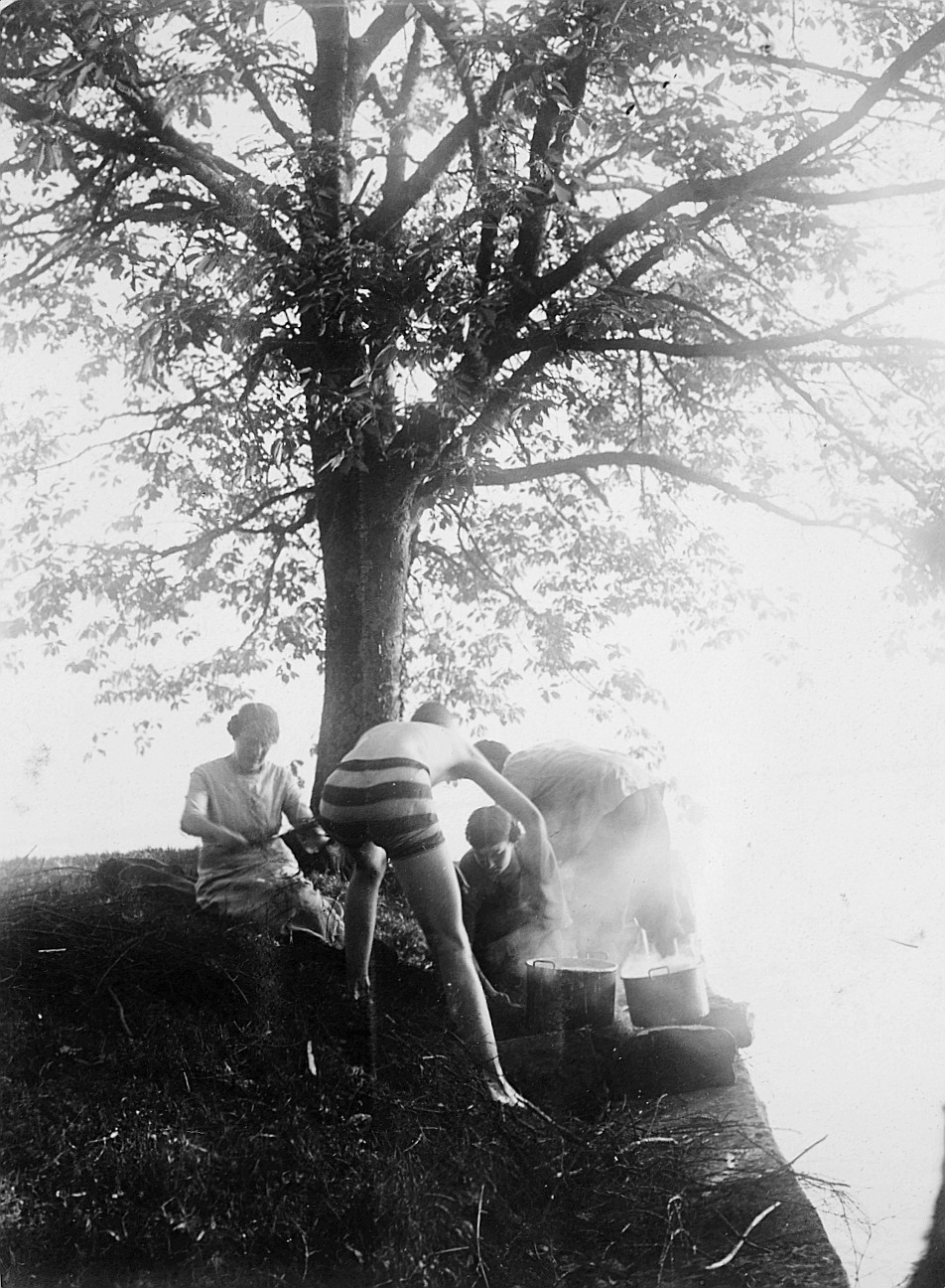 Wasserfahrt auf der Au: Wandervögel kochen auf dem Feuer in der Nähe des Flusses (vermutlich) (1914)