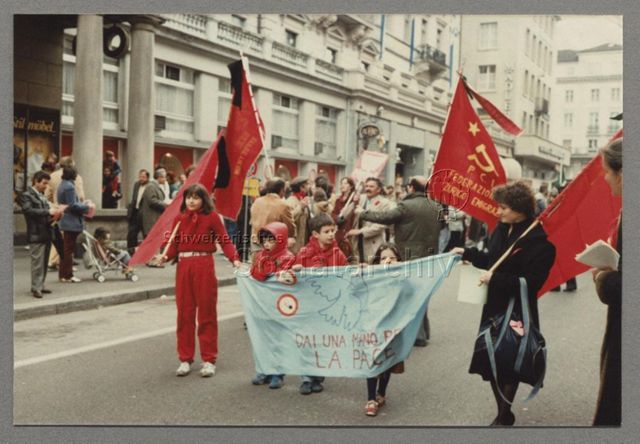 1. Mai, Kinder mit Transparent "Dai una Mano per la pace", Zürich, 1982