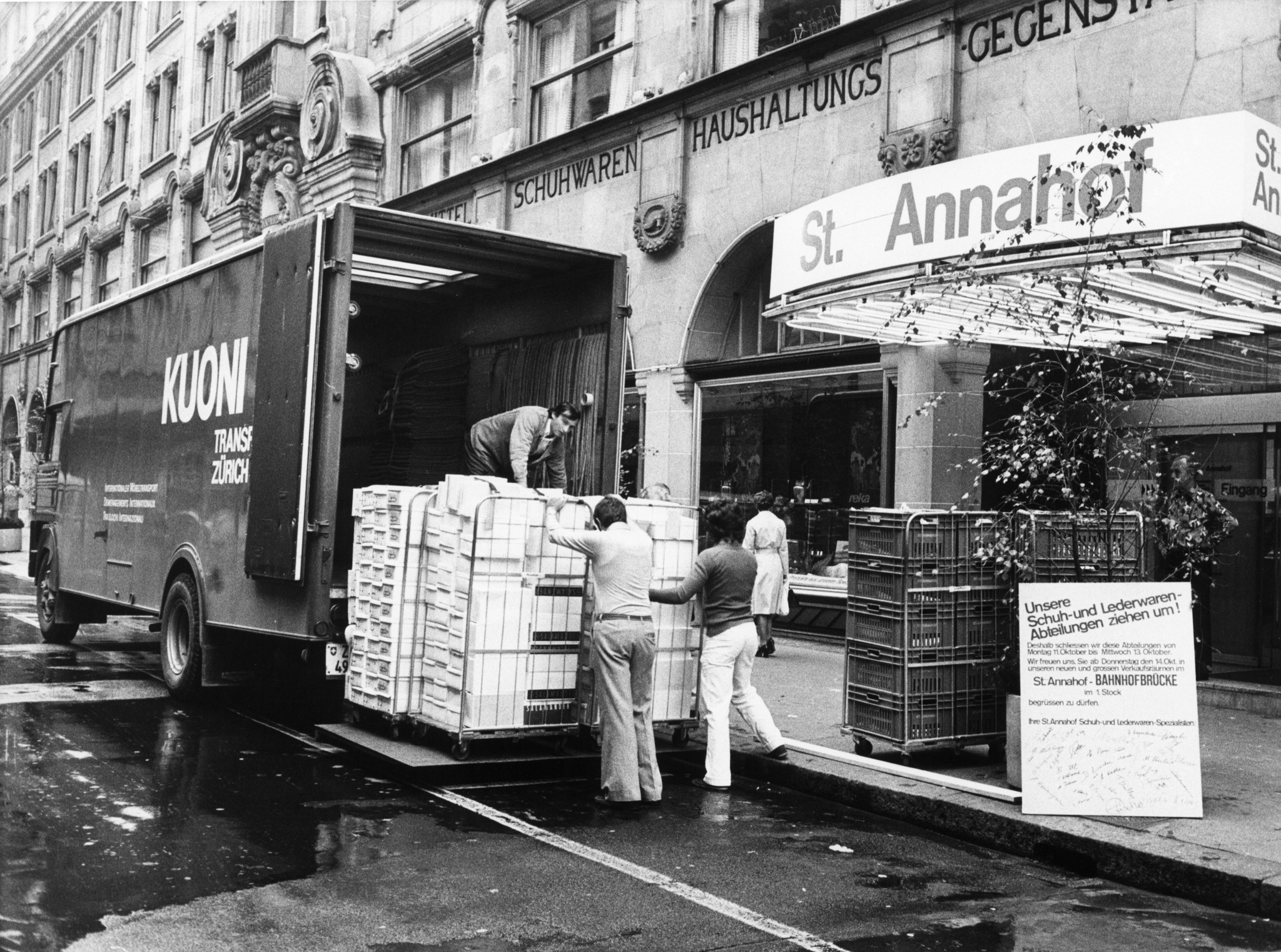 Männer beim Einräumen von Waren in einen Lieferwagen vor dem Warenhaus St. Annahof in Zürich