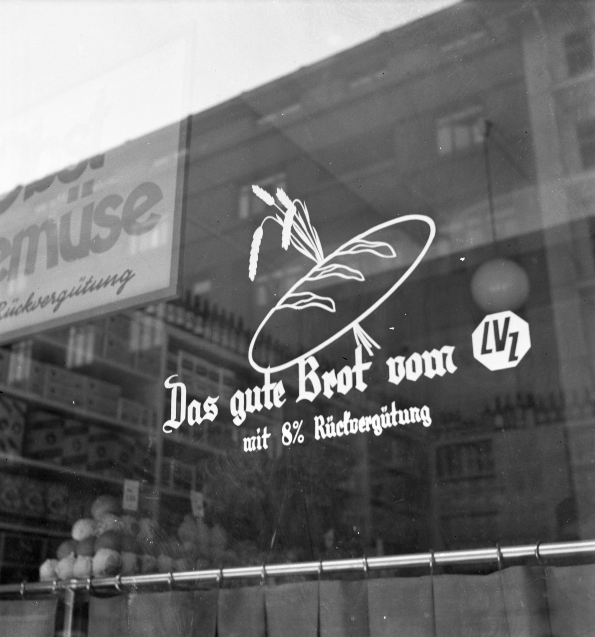 Schaufenster Filiale LVZ: "Das gute Brot vom LVZ mit 8% Rückvergütung"