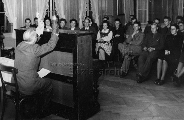 Kaderschulung - Mann führt ein Puppentheater auf; um 1955