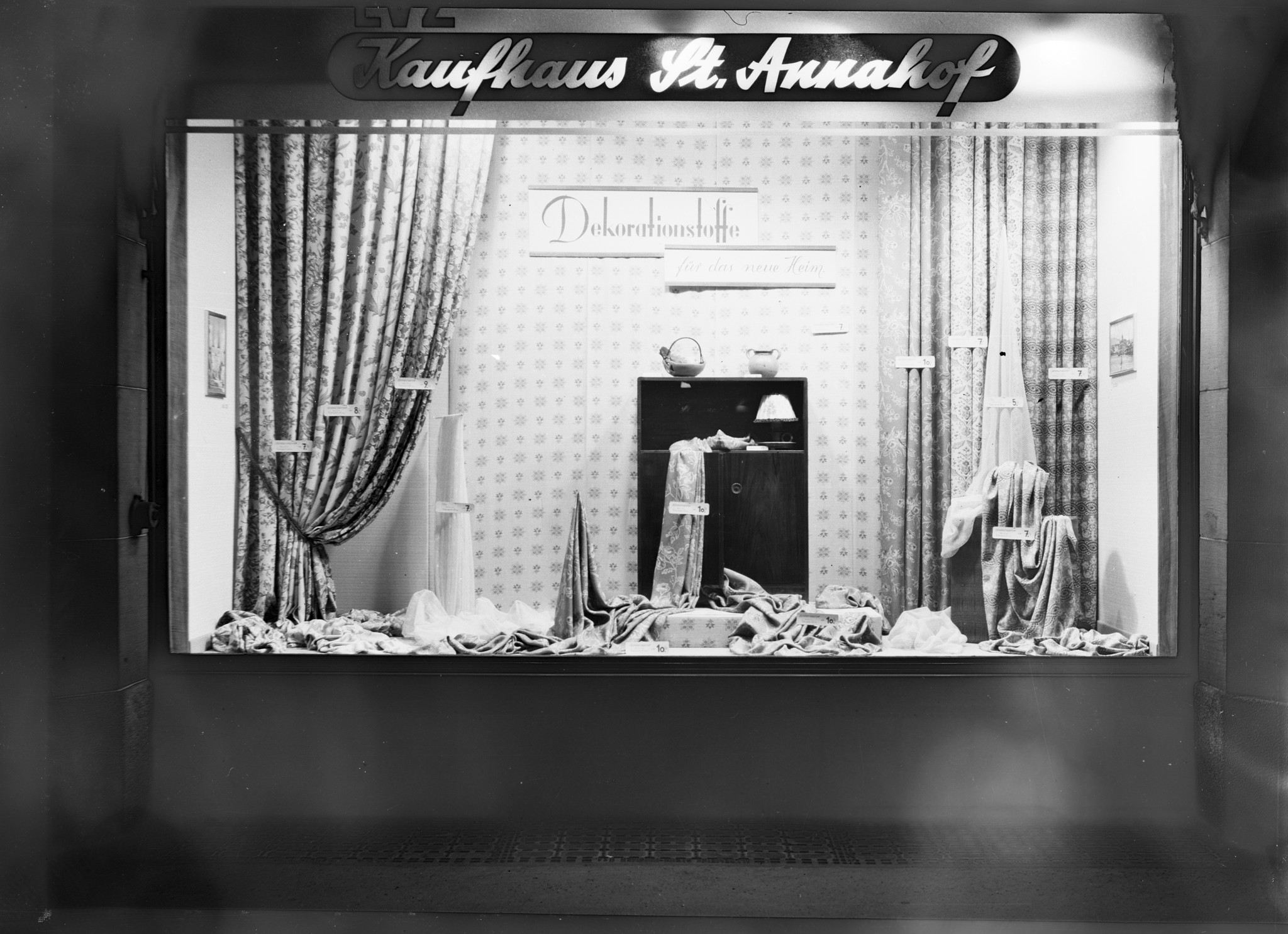 Schaufenster Filiale LVZ: "Kaufhaus St. Annahof"