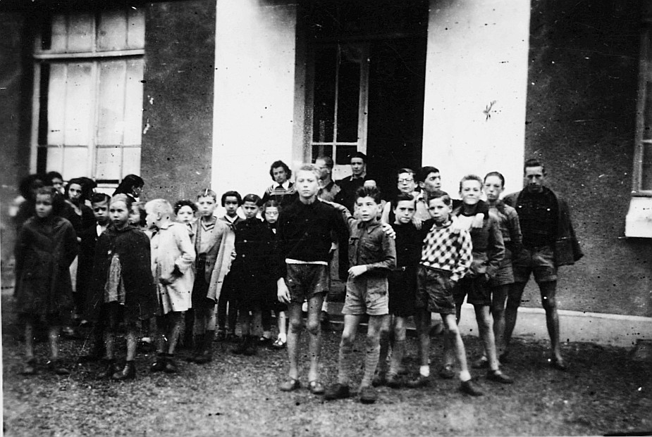 Colonie internationale, Châteauneuf en Thimerais (1953); Kinder vor einem Haus stehend