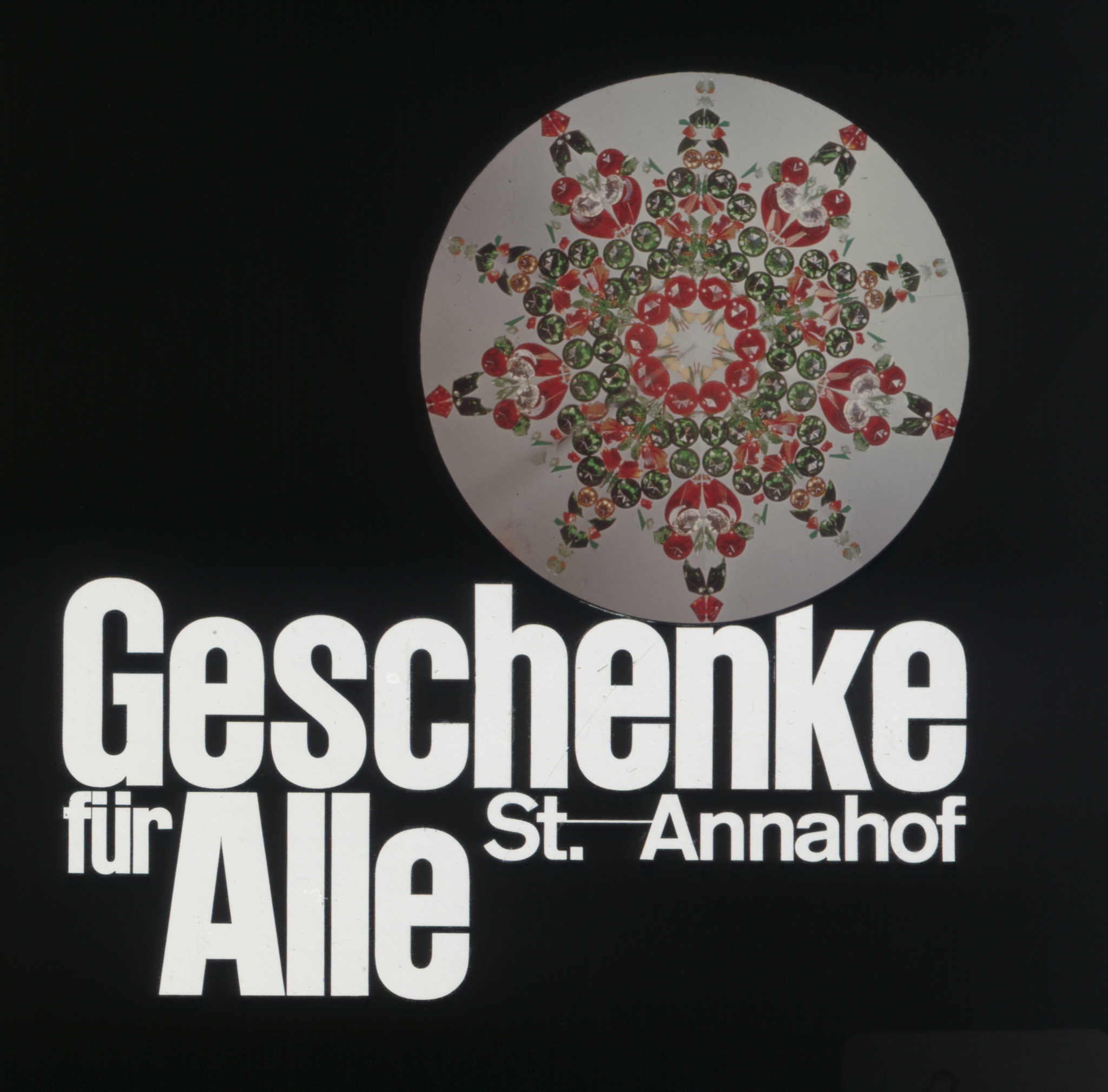 Gestickter (?) Stoff: "Geschenke für Alle - St. Annahof"