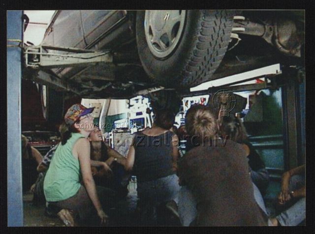 Videostill Garagistin mit Gästen