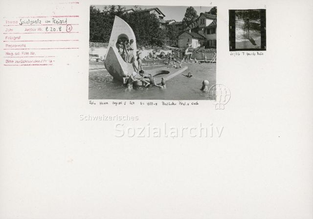 "Spielplatz im Freibad" (links: Letten, Zürich) - Kinder beim Spielen und Planschen; um 1970